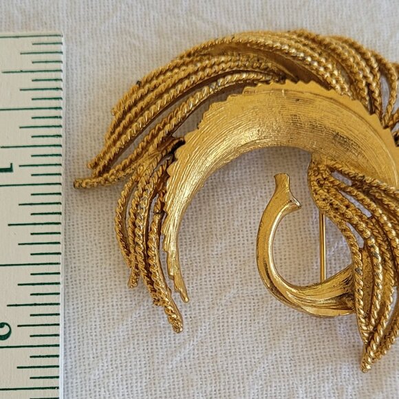 Vintage BSK Gold Tone Brooch - Unique Design - Picture 12 of 12
